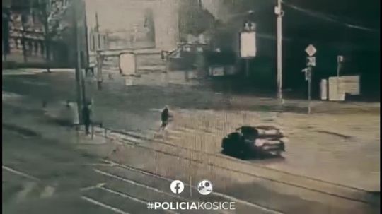 VIDEO: Hrozivá zrážka. Muža zrazilo auto na priechode, vbehol naň na červenú - Doprava - Auto - pravda.sk