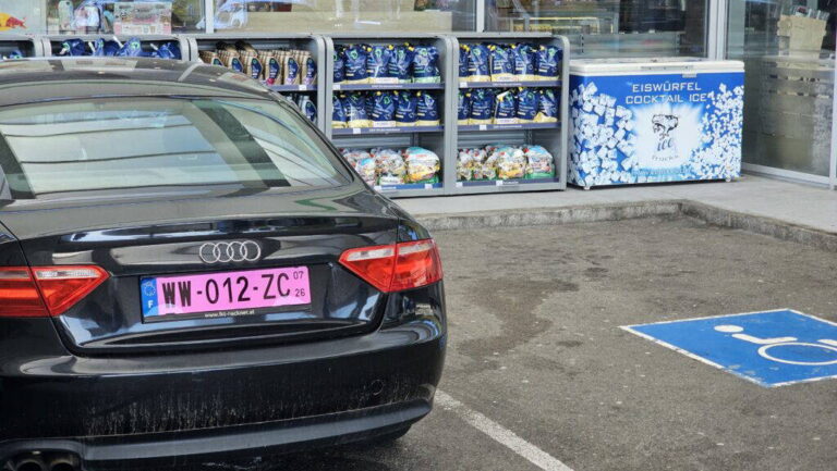 Prvé fotky: Ružové ŠPZ pre 460 tisíc áut sú tu, aj Slováci ich dostanú povinne