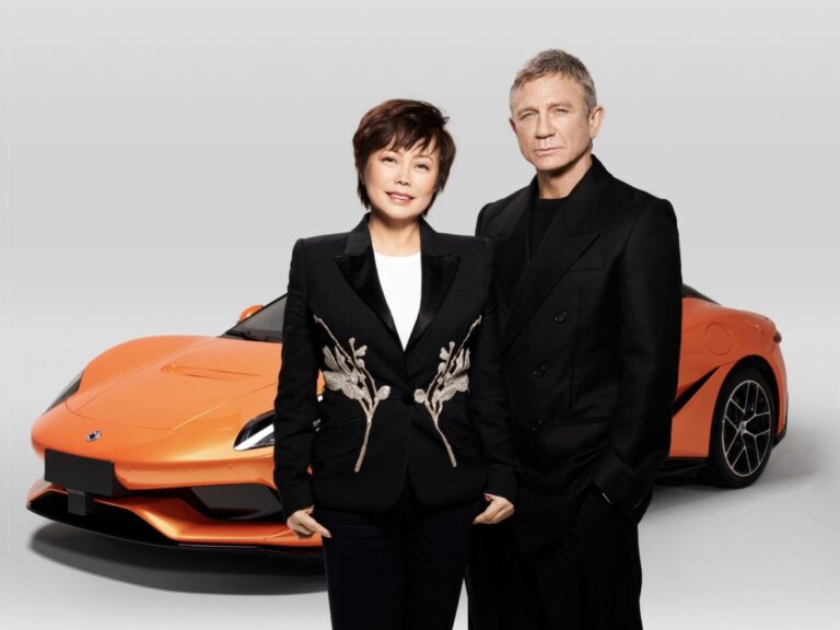 Tvárou novej automobilky Denza je herec Daniel Craig, ponúka kombi jazdiace bokom | Autobazar.EU