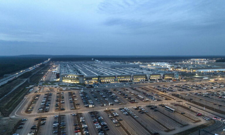 50 000 Tesiel zapadá prachom na parkoviskách. Nepredané autá čakajú na zázrak - AUTOVINY.sk