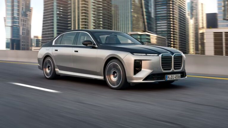 BMW radu 7 oficiálne: šesťvalce, elektromotory a unikátny lak