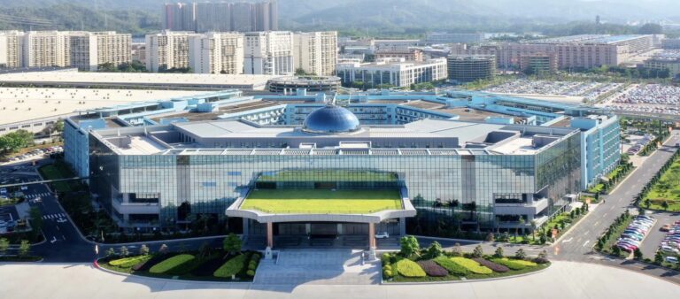 Centrálu BYD zachvátil požiar. Obrovské plamene v areáli vyvolali paniku