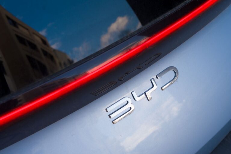 Personálne zemetrasenie v Číne, automobilka prepúšťa 100 000 ľudí