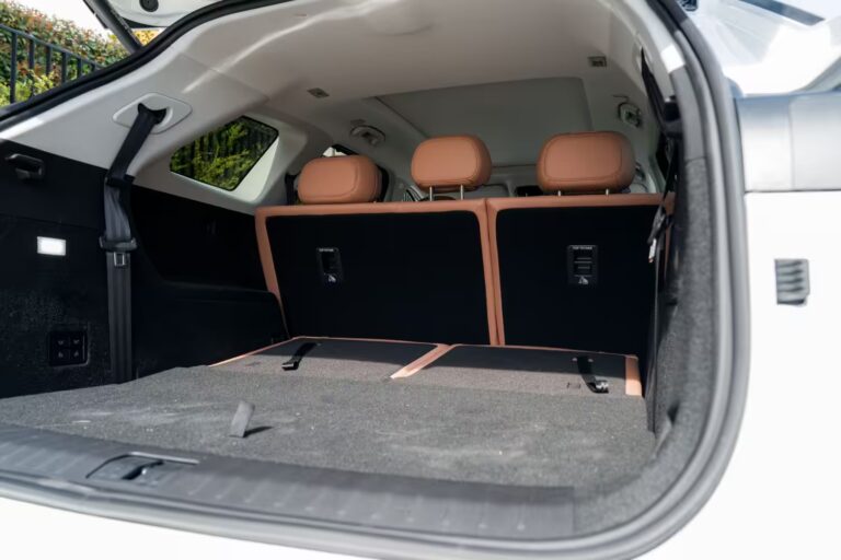 820 l kufor, 428 koní, spotreba 6 l/100 km za... TOĽKO? Nové SUV robí z konkurencie komparz