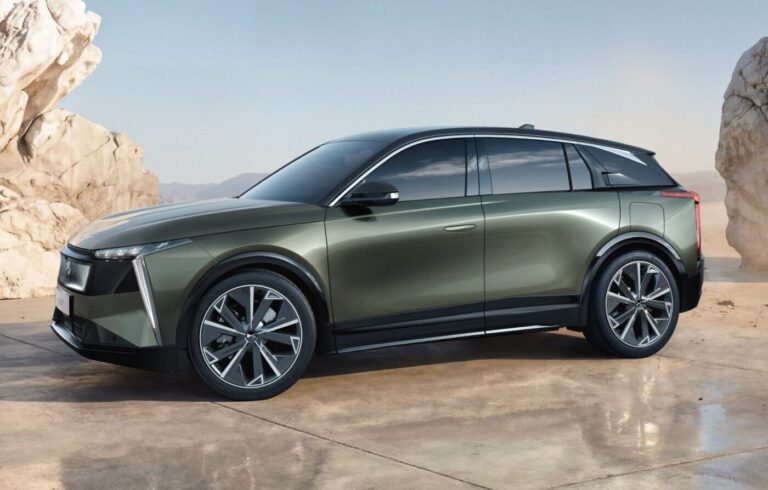 DS N°7 prináša dlhý dojazd aj bez dlhej karosérie. Luxusné elektrické SUV mieri vysoko