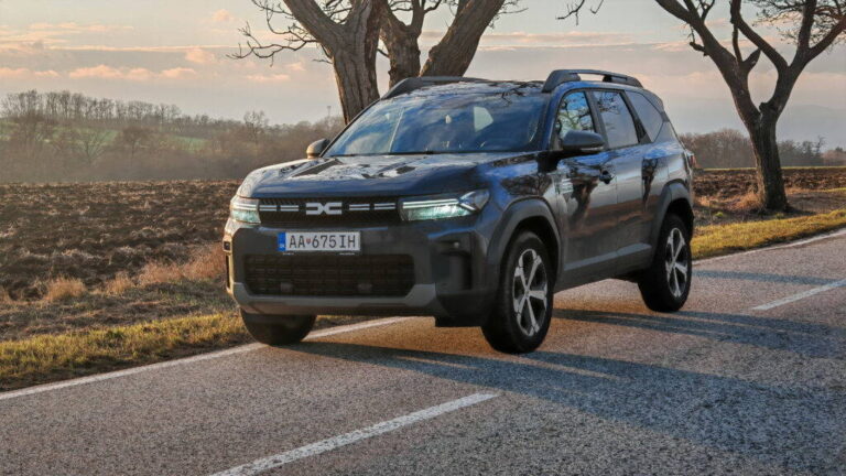 TEST Dacia Bigster Hybrid G-140: SUV s dojazdom 1 500 km, ktorému je úplne jedno, koľko stojí benzín - AUTOVINY.sk