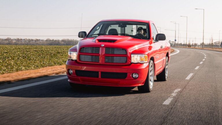 Je to ako ovládať hromobitie: Dodge RAM SRT-10 z čias, keď sa benzín lial potokmi