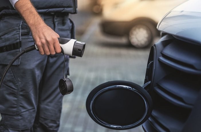 Spaľováky to majú spočítané, polovica firiem počíta výhradne s nákupom elektromobilov