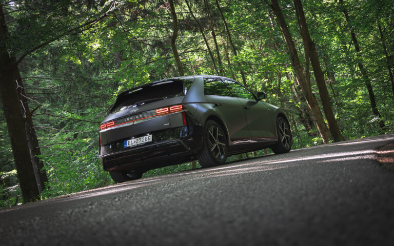 Ceny palív už prekračujú všetky hranice. Elektromobily tejto značky tak narástli na popularite