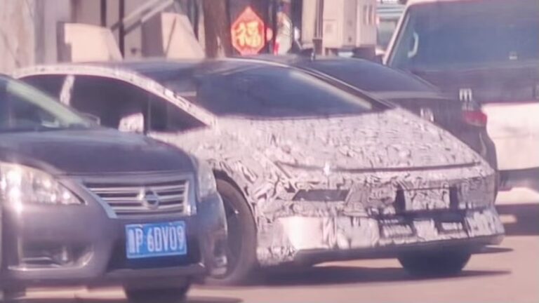 Nový Hyundai bude vyzerať impozantne. Tentokrát ho stretli zamaskovaný na ulici