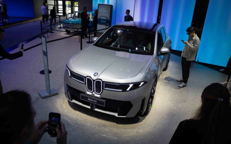 Vypredané BMW iX3 osloví ďalšiu skupinu zákazníkov. Po vrcholnej verzii prichádza aj lacnejšia