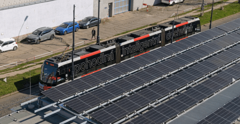 Pražské metro jazdí na slnko a šetrí milióny. Najväčšia fasádna elektráreň v Česku je spustená