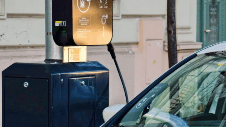 Praha investuje milióny do nabíjacích lámp pre elektromobily. Do konca roka ich pribudnú stovky