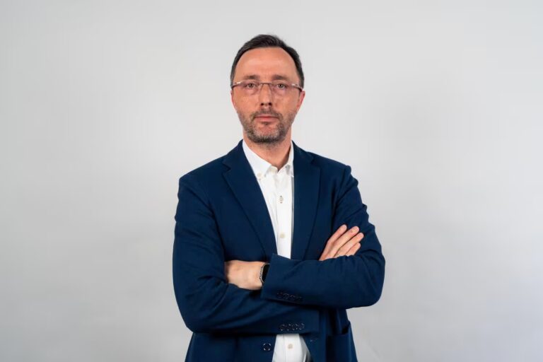 Top manažér z automotive: Európske značky likviduje pravidlo 9-9-6