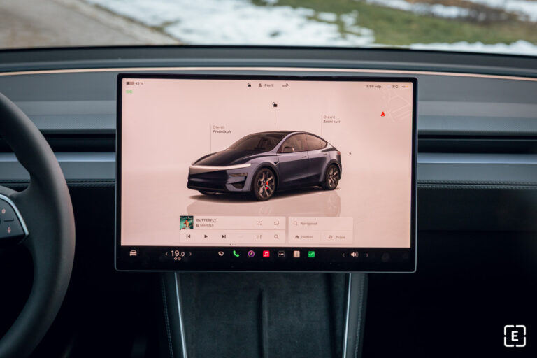 Tesla vydáva jarnú aktualizáciu. „Hey Grok“, Cyberhog a koniec otravného potvrdzovania aktualizácií