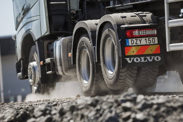 Prečo majú niektoré kamióny koleso vo vzduchu? Týmto trikom ušetria majland - AUTOVINY.sk