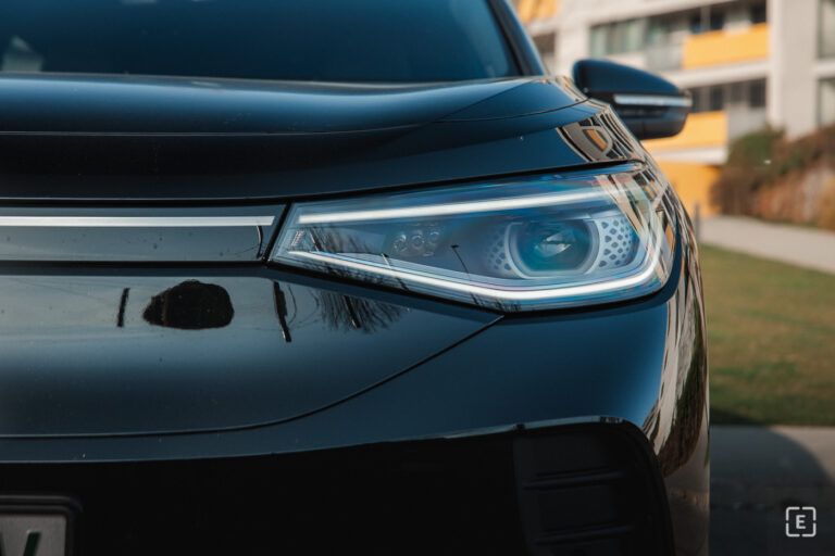 Nečakaný pomocník pre elektromobilitu, Tesla priznáva realitu a Volkswagen mení smer | Prehľad týždňa