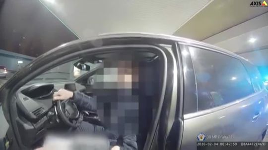VIDEO: Policajti: Pili ste pred šoférovaním alkohol? Vodič: Samozrejme. Takto vyzerala arogancia v priamom prenose - Doprava - Auto - pravda.sk