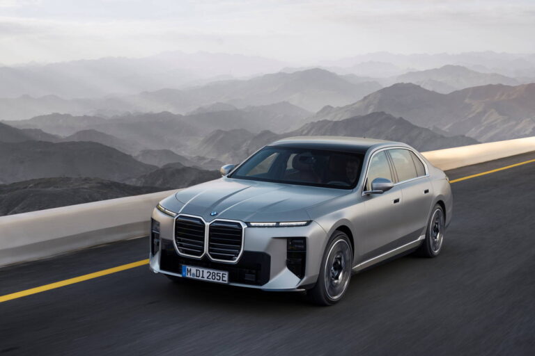 Najradikálnejší facelift, aký kedy v Mníchove urobili. Takto vyzerá BMW radu 7 pre rok 2026 - AUTOVINY.sk