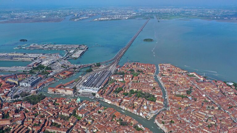 Poplatok za vjazd 10 eur na osobu: Obľúbené mesto Slovákov kasíruje, šikana potrvá 60 dní