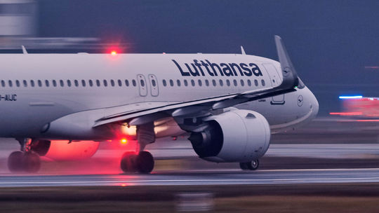 Európe zatiaľ letecké palivo nechýba. Už v lete však môže prísť kríza a letenky pôjdu hore - Doprava - Auto - Pravda