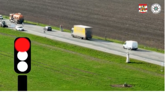 VIDEO: Takto si šoféri veselo hazardujú. Ísť na červenú, ktorá svietila 10 sekúnd, nebol žiadny problém - Doprava - Auto - Pravda
