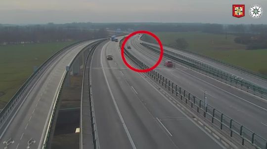 VIDEO: Takýto manéver na diaľnici sa len tak nevidí. Šofér si to prekvapivo namieril do protismeru - Doprava - Auto - Pravda