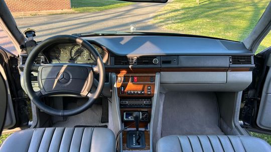 Elektromobily môžu o tomto len snívať. „Tachometer“ Mercedesu z roku 1991 ukázal závratný údaj - Magazín - Auto - Pravda