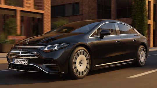 Mercedes-Benz EQS: Hĺbková revízia prináša dlhší dojazd aj revolučné riadenie - Novinky - Auto - Pravda