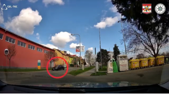VIDEO: Šofér čierneho Audi narážal do viacerých vozidiel, ktoré mu stáli v ceste. Polícia žiada ľudí o pomoc - Doprava - Auto - Pravda
