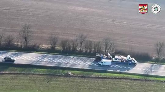 VIDEO: Smrteľné predbiehanie: Takto tvrdo policajti zakročili proti hazardérom - Doprava - Auto - Pravda