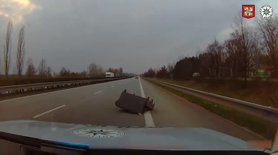 VIDEO: K takejto kurióznej nehode došlo na diaľnici. Sedačka počas jazdy vypadla priamo pred očami policajtov - Doprava - Auto - Pravda