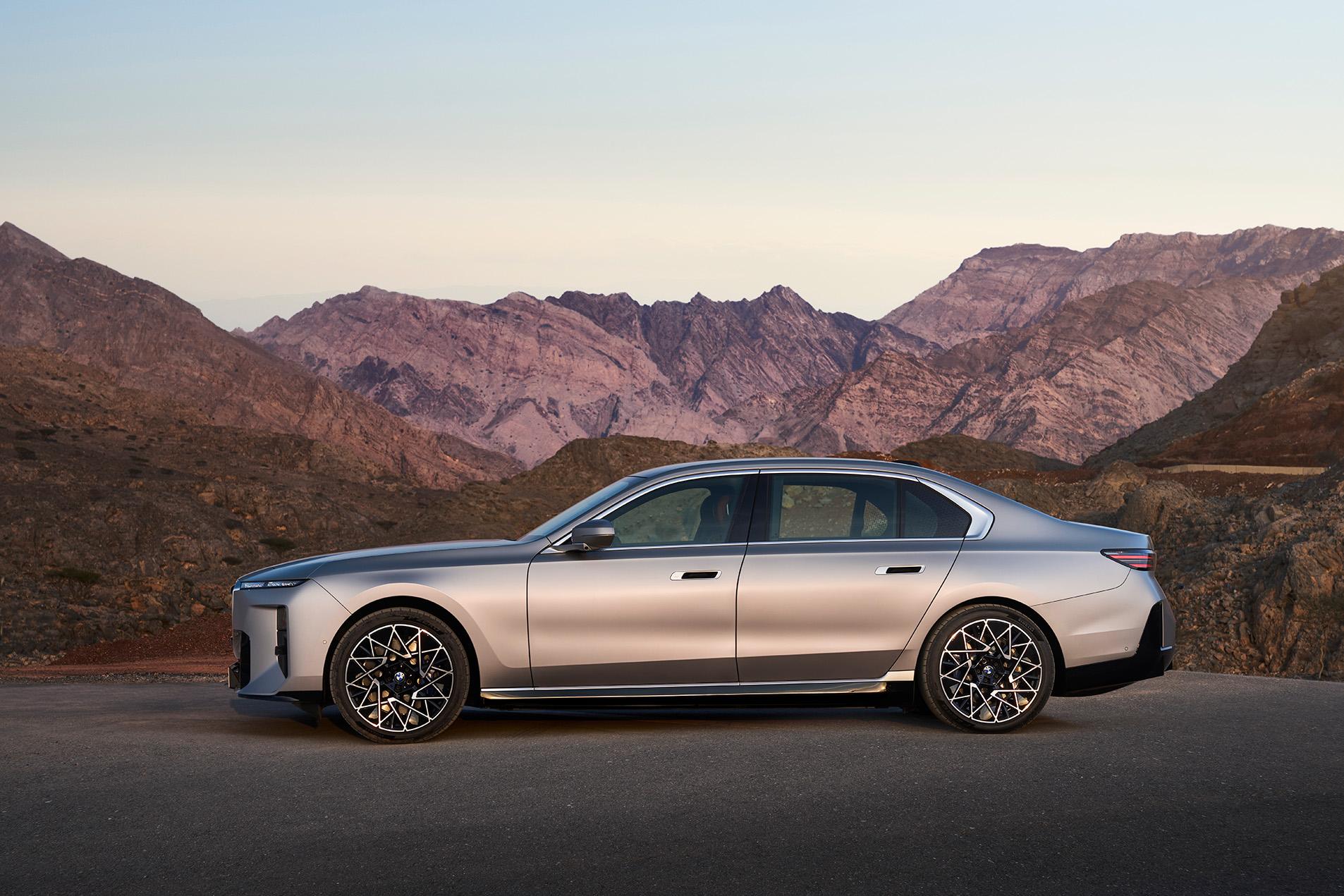 nove BMW rad 7 bok