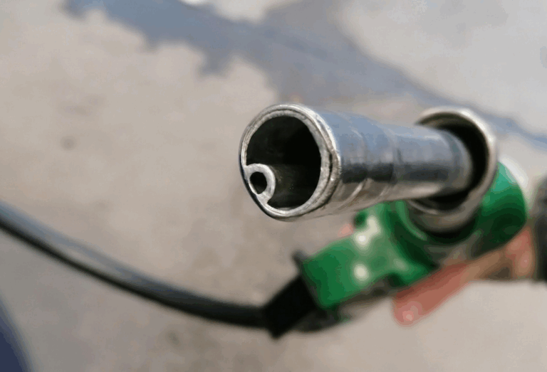 Ako palivová pištoľ vie, že máte plnú nádrž? Za cvaknutie môže geniálne jednoduchý detail - AUTOVINY.sk