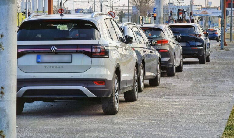 Auto stálo na parkovisku 6 rokov. Majiteľ sa vrátil, keď mu prišla pokuta na 18 500 eur - AUTOVINY.sk