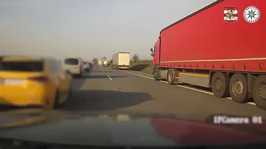 VIDEO: Neobvyklý prípad prekvapil policajtov na diaľnici. Šofér predviedol manéver, na ktorý ihneď doplatil - Doprava - Auto - Pravda