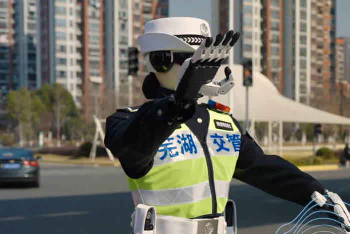 Na cesty vyrazil prvý robotický policajt. Robocop sleduje vodičov 24/7 - AUTOVINY.sk