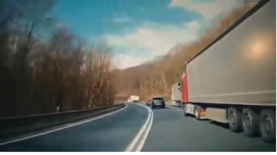 VIDEO: Počas predbiehania vytlačil vodiča do protismeru. Od tragédie ich delili len zlomky sekúnd - Doprava - Auto - Pravda