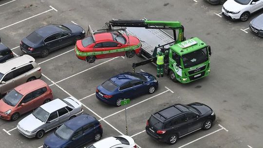 Rusi prichádzajú o tisíce áut. Zhabané vozidlá putujú rovno na front - Magazín - Auto - Pravda