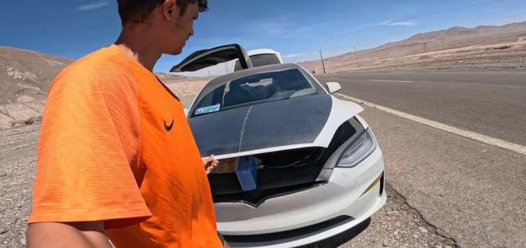 V strede púšte mu došla na Tesle batéria. Zachránili ho solárne panely alebo odťahovka?