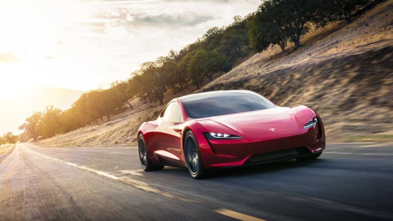 Musk a jeho nekonečný príbeh sľubov. Tesla Roadster opäť s posunutým terminom. Dočkáme sa vôbec?
