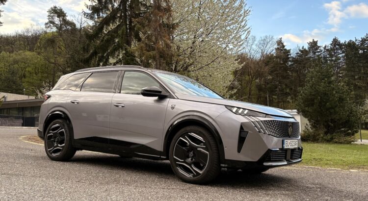 Test Peugeot E-5008 GT: Plnou elektrinou vpred! - AutoGrip