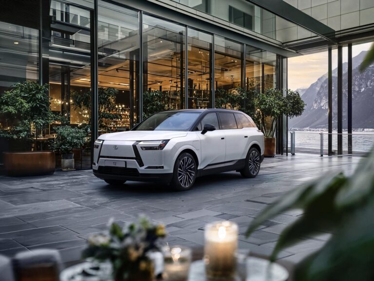 Luxus v elektromobile? Lexus TZ má 6 miest v troch radoch