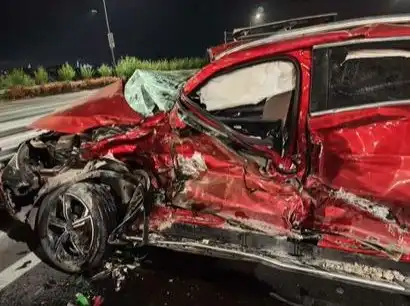 Vodič BYD s ľahkými zraneniami prežil nehodu s 10t nákladiakom