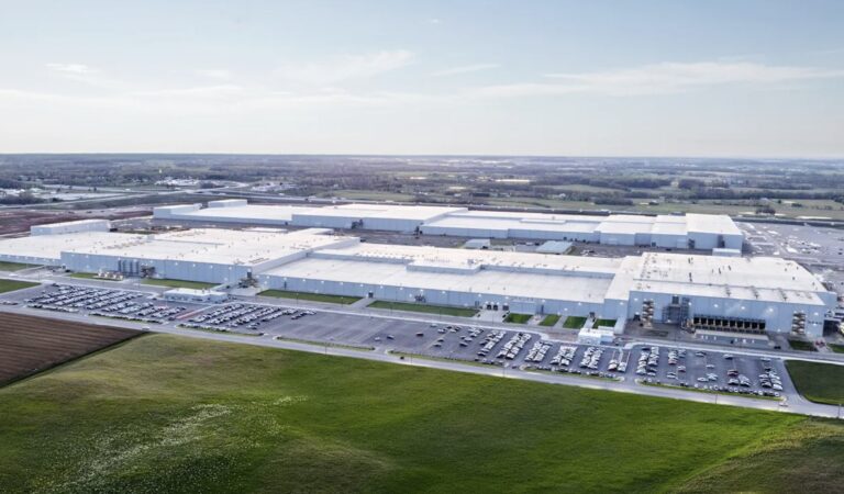 Koniec snov o miliónoch elektromobilov? Ford radšej postaví batérie pre dátové centrá a AI