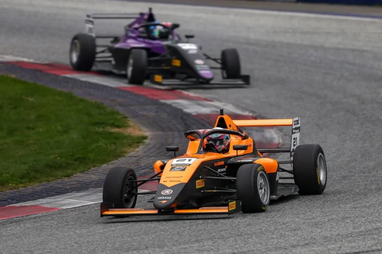 Häkkinen sa vracia na okruhy, Slovensko čaká formulový víkend