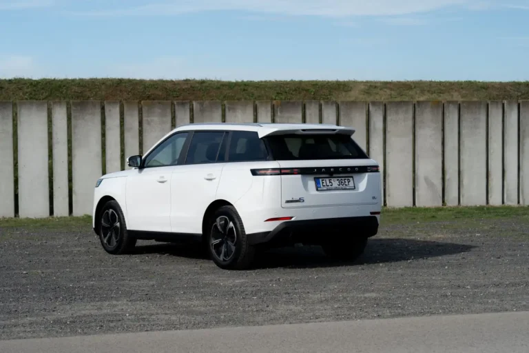 Vyzerá ako Range Rover, stojí výrazne menej. Toto auto môže zamiešať trhom