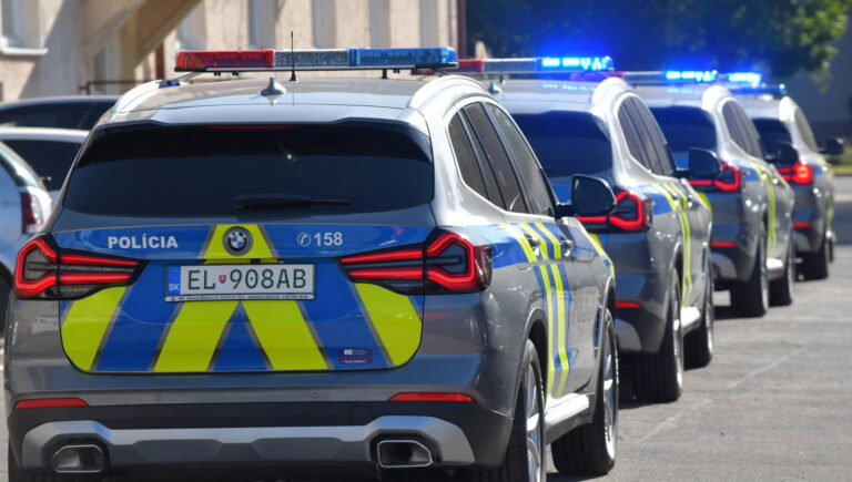 Policajný doprovod na majákoch. Prípady zo života, kedy ho policajti spravili a kedy odmietli - AUTOVINY.sk