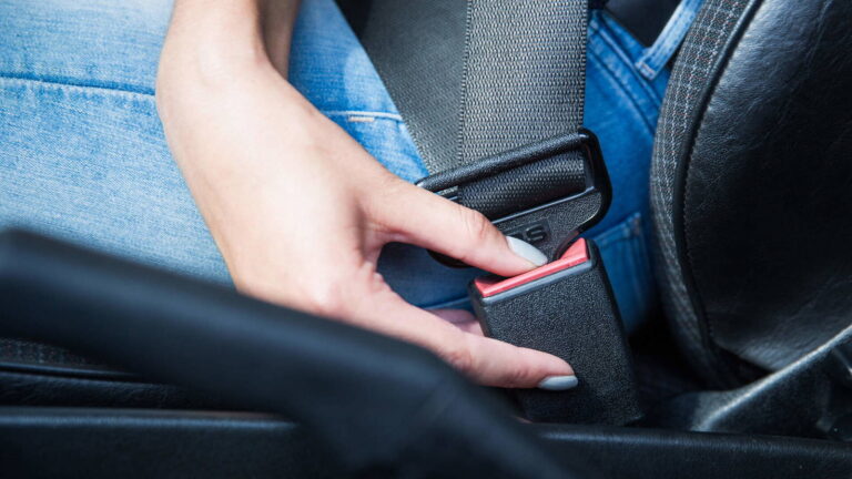 Kto nemusí mať bezpečnostný pás pri rýchlosti 30 km/h? Túto výnimku mnohí nepoznajú