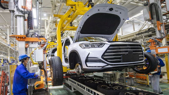 BYD má záujem o európske fabriky Stellantisu. Už rokuje o ich prevzatí - Magazín - Auto - pravda.sk